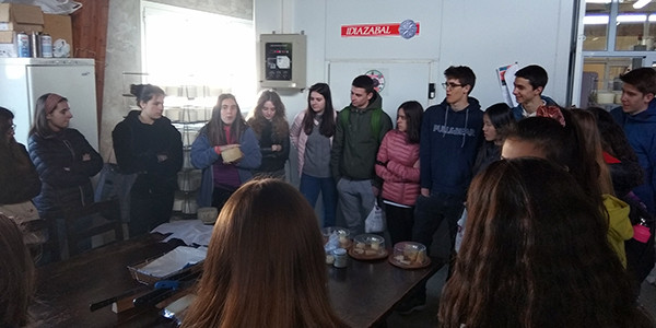 Imagen del alumnado en la quesería