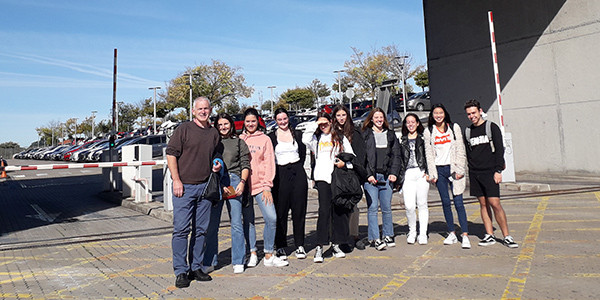 Alumnos y profesor en la sede de Erandio