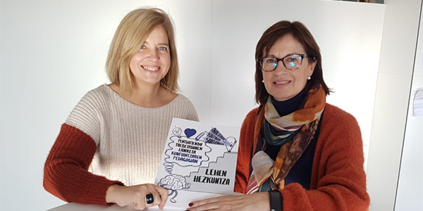 En la imagen Amaia y Mari Jose con el nuevo libro